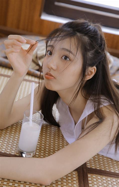 礼炮鸣响，国旗护卫队擎国旗出场！